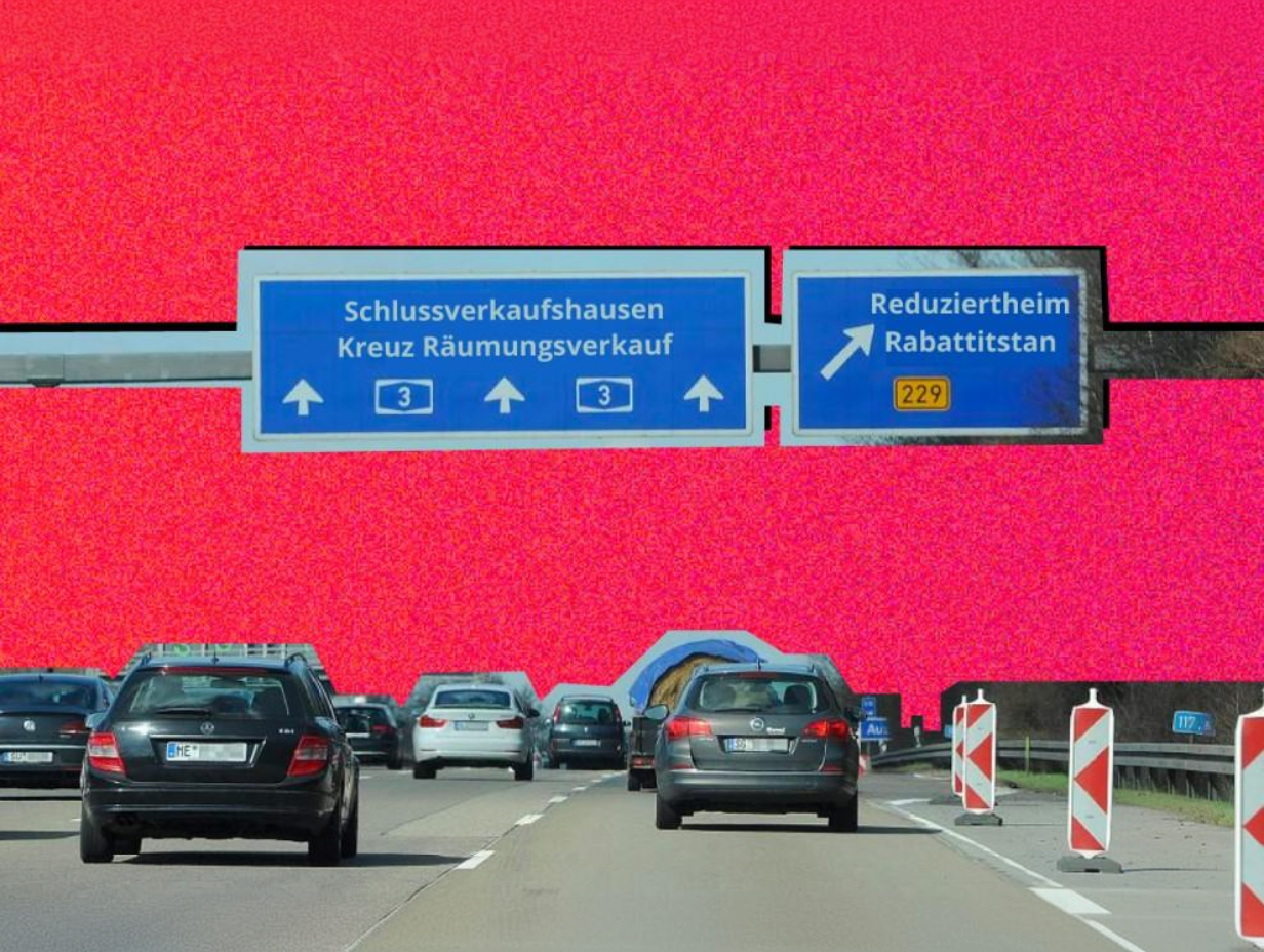 Autos fahren auf einer Autobahn mit blauen deutschen Straßenschildern unter einem leuchtend rosa Himmel. Auf den Schildern steht humorvoll "Schlussverkaufshausen Kreuz Räumungsverkauf" und "Reduziertheim Rabattitstan", was auf endlose Räumungsverkaufs- und Rabattangebote wie Matratzenläden hindeutet.