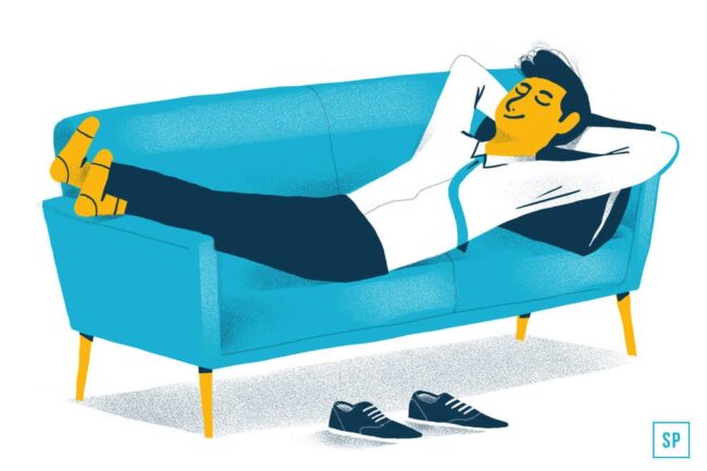 Illustration eines Mannes, der sich auf einem blauen Sofa entspannt, die Hände hinter dem Kopf verschränkt, die Beine ausgestreckt und ein Power Nap genießt. Er trägt ein weißes Hemd und eine dunkle Hose; seine Schuhe sind ausgezogen und liegen ordentlich auf dem Boden vor dem Sofa.