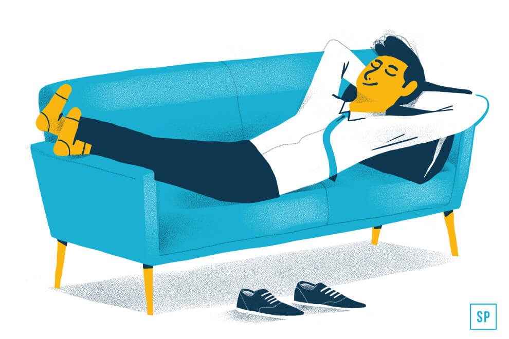 Illustration eines Mannes, der sich auf einem blauen Sofa entspannt, die Hände hinter dem Kopf verschränkt, die Beine ausgestreckt und ein Power Nap genießt. Er trägt ein weißes Hemd und eine dunkle Hose; seine Schuhe sind ausgezogen und liegen ordentlich auf dem Boden vor dem Sofa.