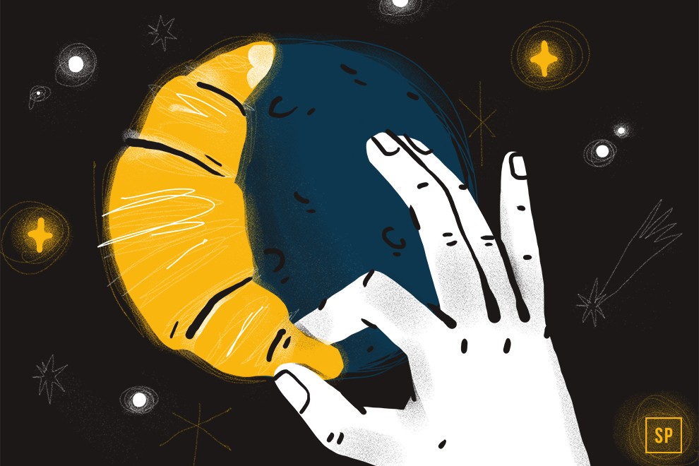 Eine Hand greift nach einem Croissant, das visuell in eine dunkelblaue Mondsichel übergeht, die an die Verbindung zwischen Ernährung und Schlafqualität erinnert, mit Sternen und Galaxien, die über einen schwarzen Hintergrund verstreut sind.