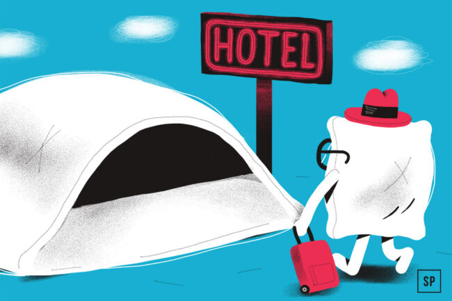 Ein Cartoon-Kissen mit Armen, Beinen, einem roten Hut und einem roten Koffer geht auf ein Hotel zu, das aus einem großen Kissen mit einem HOTEL-Neonschild, einem blauen Himmel mit Wolken und einem übergroßen Hotelverschluss an der Tür besteht.