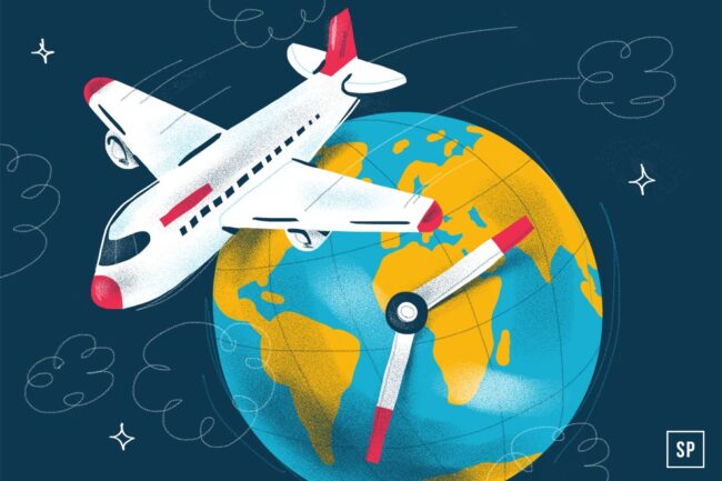 Illustration eines Flugzeugs, das über eine sich drehende Weltkugel mit einem großen Uhrzeiger fliegt, was auf Reisen über Zeitzonen und die Auswirkungen des Jetlags hinweist. Der Hintergrund ist dunkelblau mit weißen Wolken und Sternen.