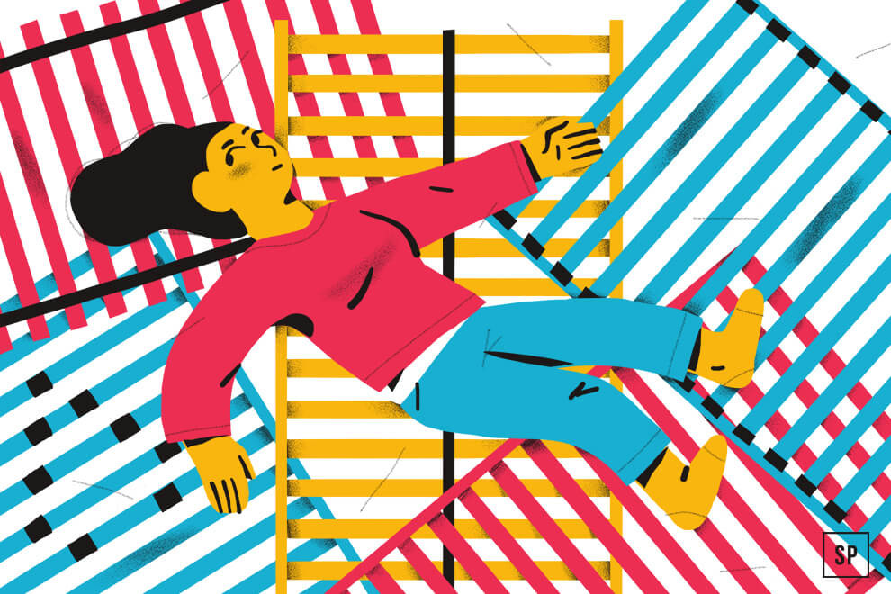 Eine Illustration einer Frau mit dunklem Haar, die einen roten Pullover und eine blaue Hose trägt und entspannt auf einer Matratze liegt, die bunte, sich kreuzende Streifen in Rot, Schwarz und Blau aufweist. Ihre Arme und Beine sind bequem ausgebreitet.