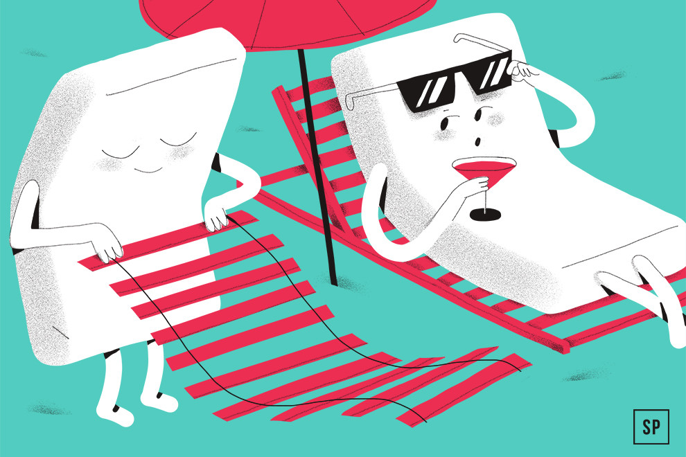 Zwei Cartoon-Marshmallows am Strand: Der eine liegt in einem roten Liegestuhl - bequemer als jeder Lattenrost -, trägt eine Sonnenbrille und nippt an einem Cocktail, während der andere einen Stuhl unter einem roten Sonnenschirm webt oder repariert.