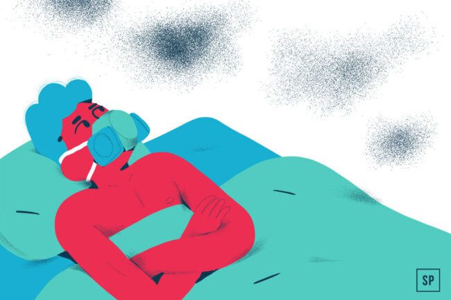 Illustration einer Person, die mit verschränkten Armen im Bett liegt und eine Sauerstoffmaske trägt. Darüber schweben dunkle Wolken oder Partikel, die auf Krankheit oder Schimmel im Schlafzimmer hindeuten. Die Szene vermittelt Besorgnis über Umweltverschmutzung oder versteckte Gesundheitsgefahren.