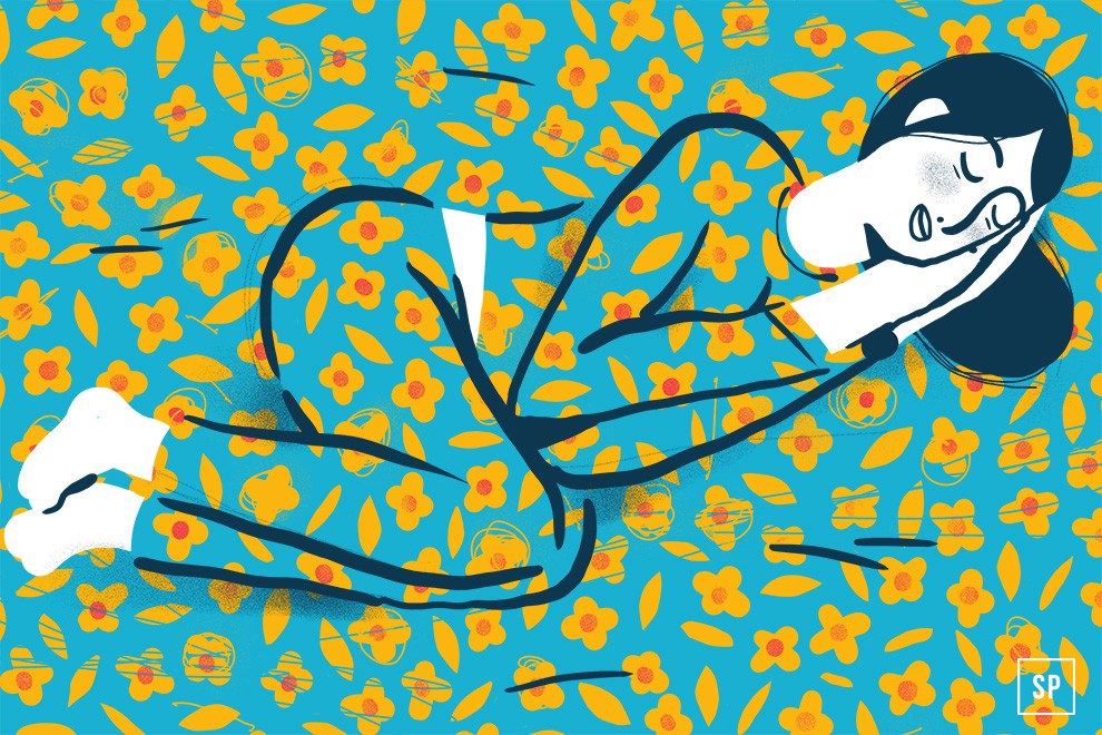 Eine Frau liegt zusammengerollt auf der Seite, die Augen geöffnet, und trägt einen blauen Schlafanzug auf einem hellen Hintergrund voller gelber Blumen und Blätter. Die Illustration hat etwas Verträumtes, Surreales an sich.