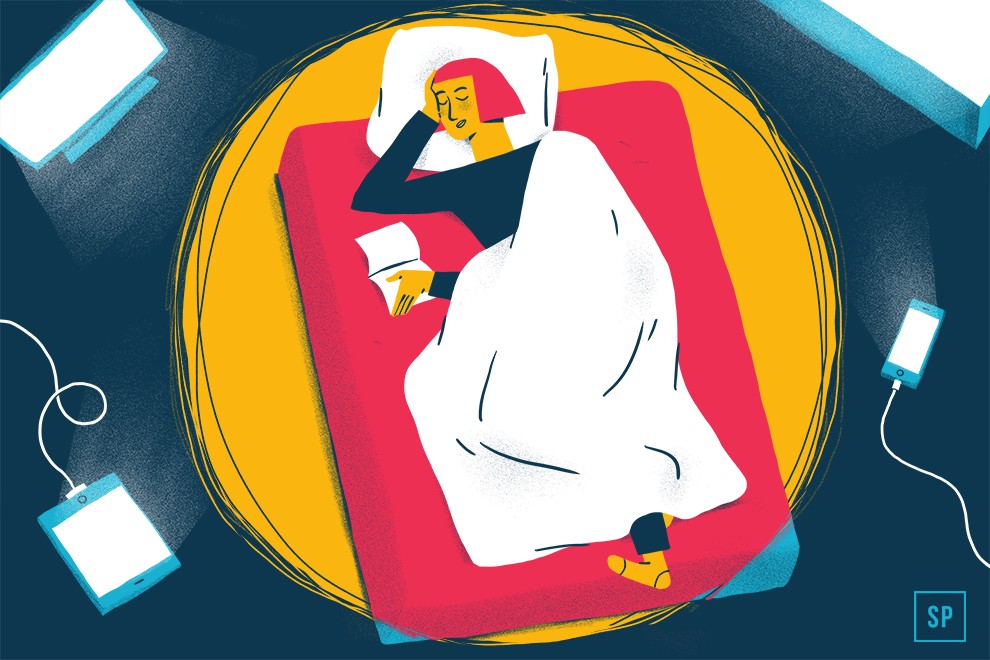 Eine Person mit kurzen roten Haaren liegt im Bett unter einer weißen Decke, hält ein Buch in der Hand und ist umgeben von leuchtenden elektronischen Geräten wie Telefon und Tablet auf dem Boden - eine ruhige, nachdenkliche Szene, die eher auf Schlaflosigkeit als auf Clean Sleeping hindeutet.