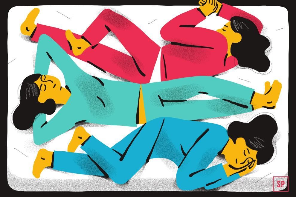 Illustration von drei Personen, die in verschiedenen Schlafpositionen auf einem Bett liegen und jeweils bunte Pyjamas tragen - einen roten, einen blauen und einen blauen - auf einem weißen Hintergrund.