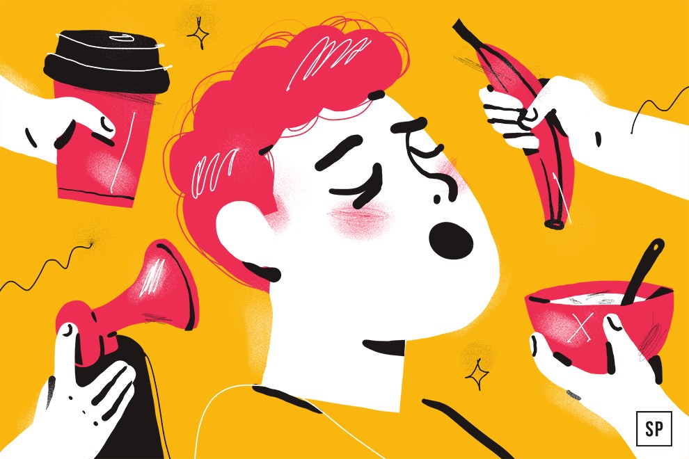 Eine müde Person mit schlaffen Augen ist von Händen umgeben, die eine Kaffeetasse, eine Banane, eine Schüssel mit Löffel und megaphonkluge Tipps gegen Müdigkeit anbieten, die helfen sollen, wach zu bleiben - alles vor einem hellgelben Hintergrund.