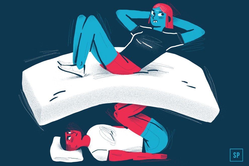 Illustration zweier Personen in kontrastierenden Farben; die eine genießt nach dem Training vor dem Schlafen einen erholsamen Schlaf auf einer großen Matratze, während die andere unbequem darunter liegt, um die Auswirkungen des Sports auf den nächtlichen Komfort zu veranschaulichen.