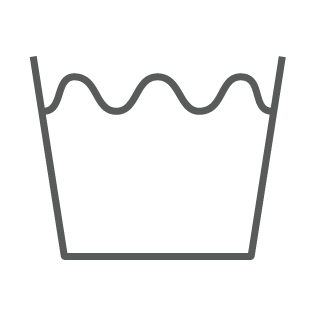 Ein einfacher schwarzer Umriss eines mit wellenförmigen Wasserlinien gefüllten Waschbottichs. Dieses Wäschezeichen ist ein Standard-Waschsymbol, das verwendet wird, um auf maschinenwaschbare Kleidung hinzuweisen.