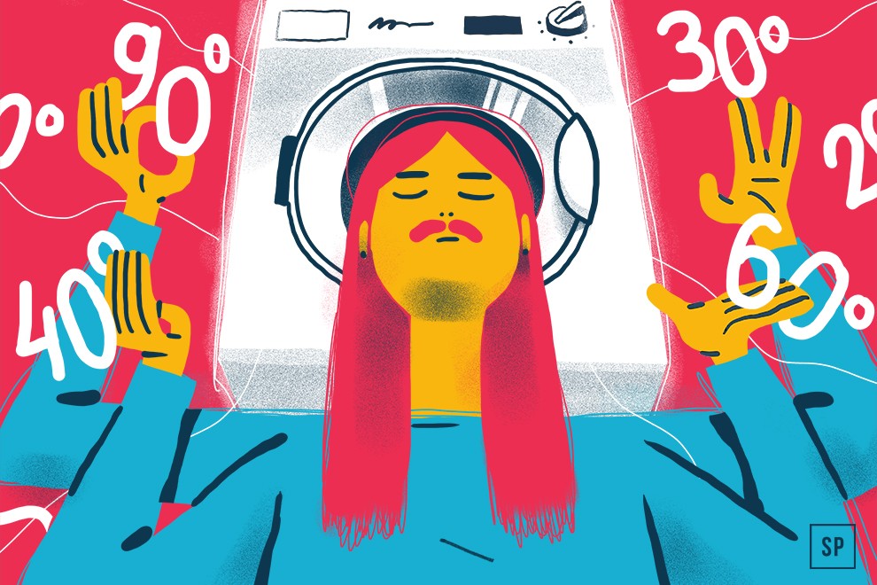Eine illustrierte Frau mit langen rosa Haaren sitzt mit geschlossenen Augen vor einer Waschmaschine und hält die Hände hoch. Um sie herum schweben Zahlen wie 20°, 30°, 40°, 60° und 90°, die verschiedene Waschprogramme und Waschtemperaturen symbolisieren.