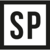 Eine fette schwarze SP innerhalb eines schwarzen quadratischen Rahmens auf weißem Hintergrund.