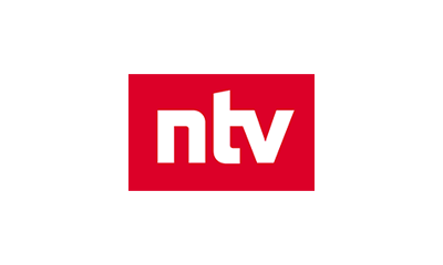 Rotes rechteckiges Logo mit den weißen Kleinbuchstaben ntv in der Mitte. Der Hintergrund außerhalb des Rechtecks ist schwarz.