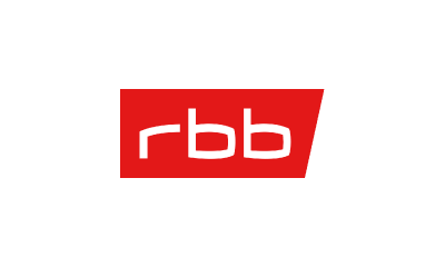 Das Bild zeigt das rbb-Logo mit weißen Kleinbuchstaben auf rotem, horizontal gekipptem, rechteckigem Hintergrund.
