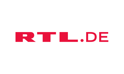 Rotes RTL.DE-Logo auf einem transparenten Hintergrund. RTL steht in fetten Großbuchstaben, gefolgt von .DE in kleineren Großbuchstaben, alle in der gleichen roten Farbe.
