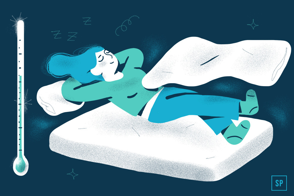 Illustration einer Person, die gemütlich auf einem Bett mit einer Decke, kuscheligen Socken und einem Thermometer, das eine kühle Temperatur anzeigt, schläft - das perfekte Schlafklima; auf dem dunkelblauen Hintergrund sind Sterne und Z-Symbole zu sehen.