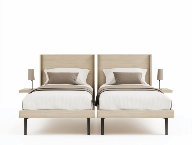 Zwei moderne Einzelbetten mit hellen Holzrahmen und neutraler Bettwäsche stehen nebeneinander, jedes mit einem Kissen und einem kleinen Nachttisch mit Lampe, alles auf einem schlichten weißen Hintergrund.