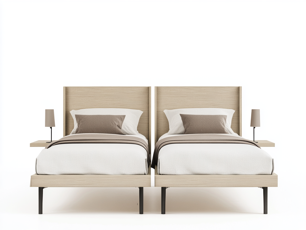 Zwei moderne Einzelbetten mit hellen Holzrahmen und neutraler Bettwäsche stehen nebeneinander, jedes mit einem Kissen und einem kleinen Nachttisch mit Lampe, alles auf einem schlichten weißen Hintergrund.