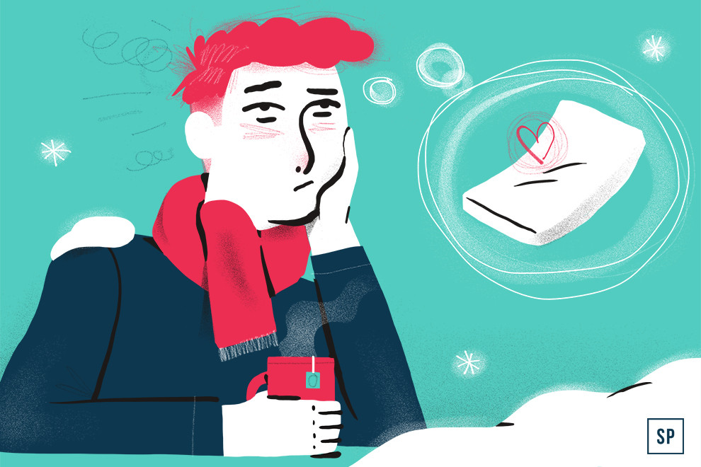 Eine müde Person mit rotem Haar und Schal hält eine Tasse und stützt ihr Gesicht auf ihre Hand - vielleicht denkt sie über Tipps gegen Müdigkeit im Winter nach. Wehmütig blickt sie auf eine schwebende Gedankenblase mit einem Taschentuch und einem Herz, während im türkisfarbenen Hintergrund Schneeflocken fallen.