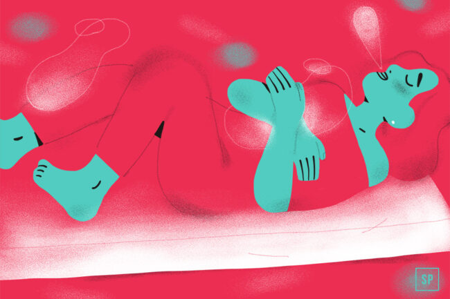 Eine stilisierte Illustration einer blauhäutigen Person, die auf dem Rücken auf einer rosafarbenen Fläche liegt und autogenes Training praktiziert, die Knie gebeugt und die Augen geschlossen, wobei sie in einer ruhigen Atmosphäre sichtbar ausatmet - perfekt für Einschlafen.