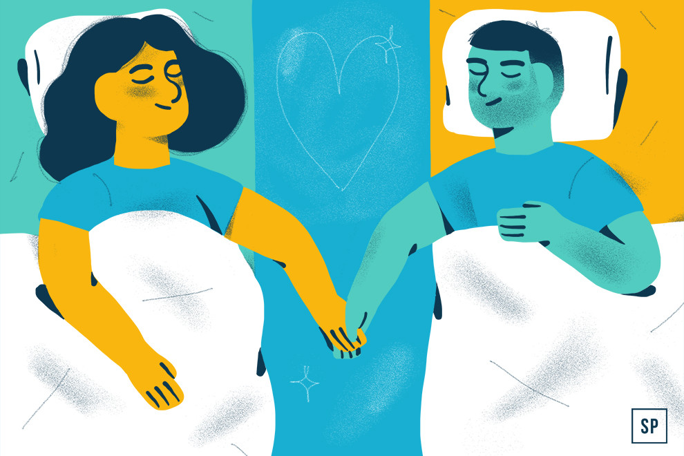 Illustration eines Paares in getrennten Betten, das sich über die Kluft hinweg an den Händen hält. Zwischen ihnen ist ein Herz gezeichnet. Der Hintergrund ist in Teal und Gelb unterteilt, um zu untersuchen, ob getrennte Betten Fluch oder Segen für eine warme Verbindung sind.