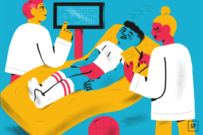 Eine Person in Sportkleidung liegt mit geschlossenen Augen auf einem Krankenhausbett, während zwei Mediziner sie untersuchen und Notizen machen; ein Herzfrequenzmesser und ein Basketball in der Nähe unterstreichen den Fokus auf Schlaf und Leistungsfähigkeit für Profis.