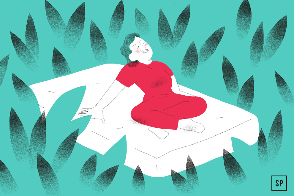 Illustration einer Frau in einem roten Kleid, die im Schneidersitz auf einer weißen Decke inmitten großer grüner Pflanzen sitzt, die Augen geschlossen und entspannt, während sie sich im Freien sonnt - und so die Heiterkeit der Natur in jedes Schlafzimmer bringt.