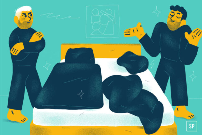 Zwei dunkel gekleidete Personen stehen an einem ungemachten Bett mit verstreuten Kissen und Decken. Eine Person zuckt mit den Schultern, vielleicht weil sie über "Betten machen Vorteile" diskutiert, während die andere die Arme verschränkt und verärgert aussieht. Das Zimmer ist hell mit tealfarbenen Wänden und einem gelben Bett.