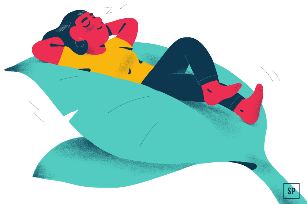 Illustration einer entspannten Frau, die auf einem großen blaugrünen Blatt liegt, die Hände hinter dem Kopf und die Augen geschlossen. Sie trägt ein gelbes Hemd, eine dunkle Hose und rote Socken - die perfekte Inspiration, um das Schlafzimmer nachhaltig zu gestalten, mit einem Hauch von Ruhe und Gelassenheit.