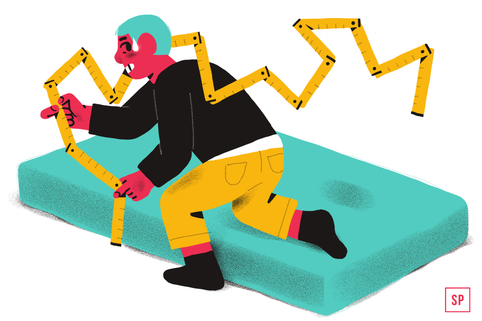 Illustration einer Person mit blauem Haar, die auf einer Matratze kniet und sich darauf konzentriert, die Matratzenhöhe mit einem langen, gedrehten gelben Band zu messen. Die Matratze hat eine Einbuchtung, die die Bedeutung der Matratzenhöhe hervorhebt.