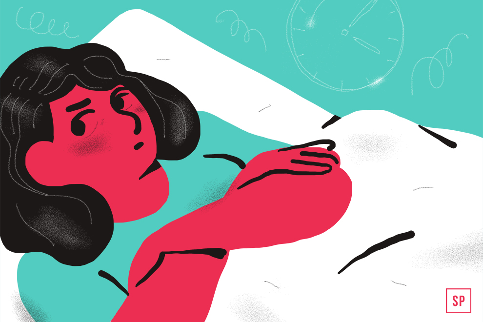 Illustration einer Person, die wach im Bett liegt und mit den Händen auf der Brust besorgt dreinschaut - ein Zeichen für Schlafstörungen oder Unruhe während der Wechseljahre. Eine Uhr im Hintergrund unterstreicht unruhige Nächte. Farben: rot, aquamarin, weiß und schwarz.