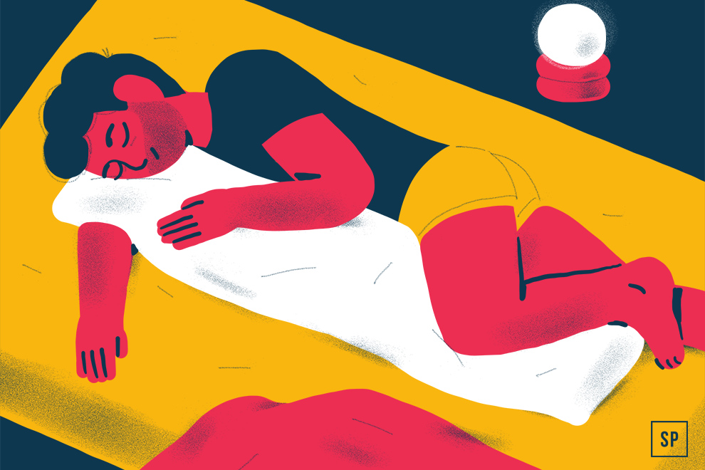 Illustration einer auf der Seite schlafenden Person mit dunklem Haar, die sich an ein weißes Seitenschläferkissen auf einem gelben Bett schmiegt. Eine kleine runde Lampe ruht auf dem Nachttisch im Hintergrund und unterstreicht die ruhige, nächtliche Atmosphäre.