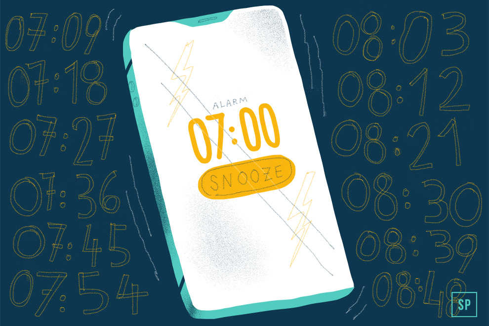 Ein Smartphone-Bildschirm zeigt einen 7:00 Uhr Wecker mit einer gelben Taste für die Snooze-Funktion. Gekritzelte Uhrzeiten umgeben das Telefon auf dunkelblauem Hintergrund und weisen auf den Fluch oder Segen der wiederholten Alarm-Resets hin.