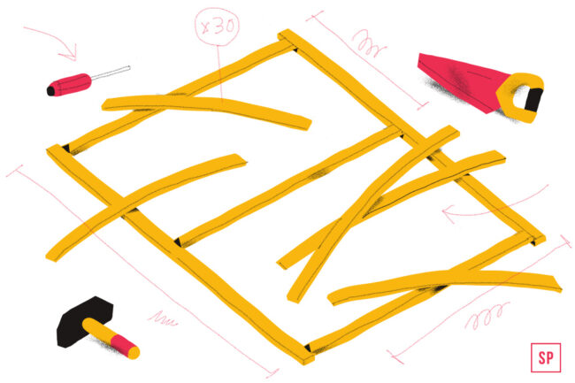 Abbildung von teilweise zusammengebauten Holzstäben, die in einem quadratischen Rahmen angeordnet sind, mit einer Säge, einem Schraubenzieher und einem Hammer in der Nähe - perfekt für eine Lattenrost selbst bauen DIY Anleitung - plus handgezeichnete Messmarken und Pfeile, die die Montageschritte anzeigen.