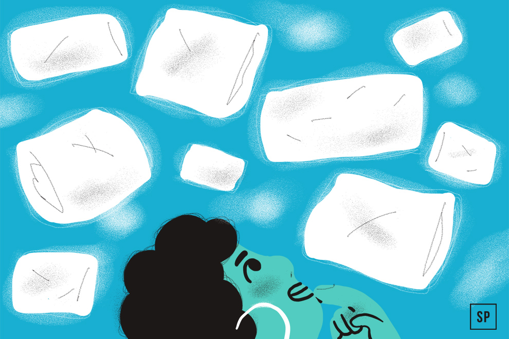 Illustration einer Person mit lockigem Haar, die sich als Rückenschläfer hinlegt und nachdenklich auf große, schwimmende Eiswürfel vor einem blauen Hintergrund blickt. Ein Kopfkissen stützt den Kopf und macht den Moment der Kontemplation angenehmer.