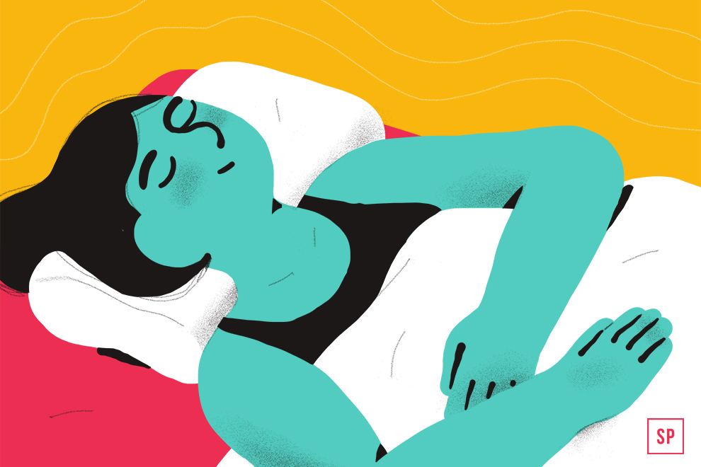 Illustration einer Person mit blaugrüner Haut und dunklem Haar, die auf dem Rücken im Bett liegt, gestützt auf ein Nackenstützkissen und zugedeckt von einer weißen Decke, vor einem gelben und roten Hintergrund mit Wellenlinien.