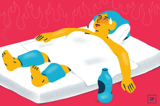 Eine Person kämpft mit Schlafen bei Hitze, liegt schwitzend im Bett unter einem weißen Laken mit Kühlpacks auf Beinen und Stirn. Eine Wasserflasche steht in der Nähe. Der rote, mit Flammen gefüllte Hintergrund unterstreicht die Herausforderung, bei extremer Hitze zu schlafen.