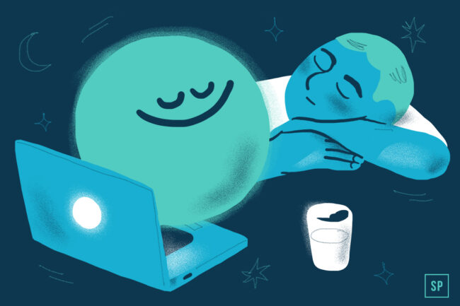 Eine Person schläft friedlich mit dem Kopf auf den Armen neben einem aufgeklappten Laptop, vielleicht nachdem sie Netflix geschaut oder Headspace benutzt hat. Neben ihr schwebt glücklich eine leuchtende, lächelnde Kugel. Ein Glas Wasser steht in der Nähe; Sterne und Monde schmücken den dunklen Hintergrund.