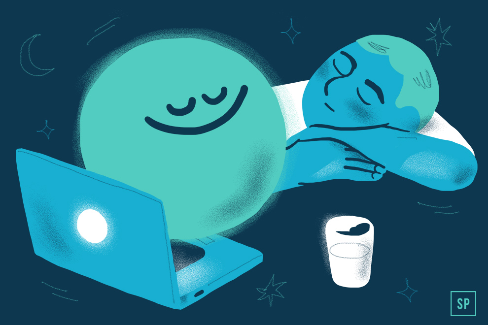 Eine Person schläft friedlich mit dem Kopf auf den Armen neben einem aufgeklappten Laptop, vielleicht nachdem sie Netflix geschaut oder Headspace benutzt hat. Neben ihr schwebt glücklich eine leuchtende, lächelnde Kugel. Ein Glas Wasser steht in der Nähe; Sterne und Monde schmücken den dunklen Hintergrund.