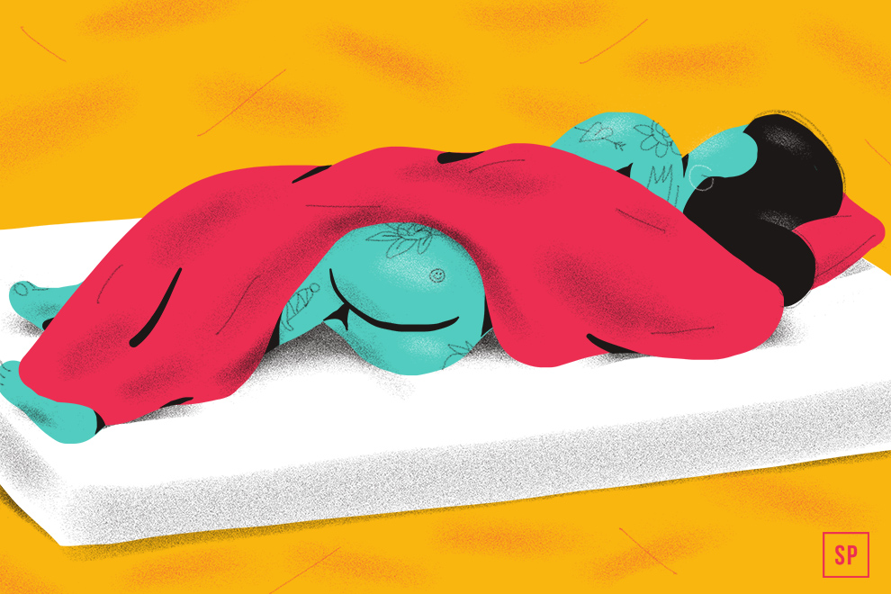 Zwei Personen mit blauer Haut und schwarzem Haar liegen zusammen auf einer Matratze, die teilweise von einer roten Decke bedeckt ist, vor einem gelben Hintergrund nackt schlafen. Ihre mit floralen Tattoos geschmückten Körper verkörpern die Idee des gesünderen Schlafens.