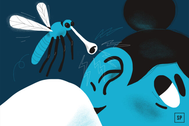 Eine abgebildete blaue Mücke summt nachts laut in der Nähe des Ohrs einer Person und verursacht Irritationen, während die Person mit einem verärgerten Gesichtsausdruck im Bett liegt - was den Bedarf an effektiven Tipps gegen Mücken im Schlafzimmer verdeutlicht.