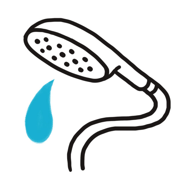 Einfache Zeichnung eines handgehaltenen Duschkopfes mit einem großen blauen Wassertropfen, der daraus fällt, auf weißem Hintergrund.