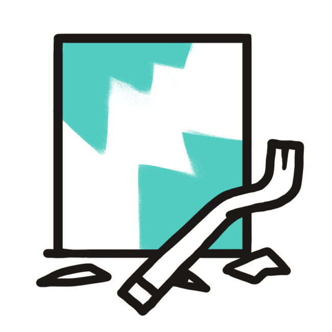 Ein Fenster mit zerbrochenem Glas, mehrere Scherben auf dem Boden und ein Brecheisen, das an der zerbrochenen Scheibe anliegt.