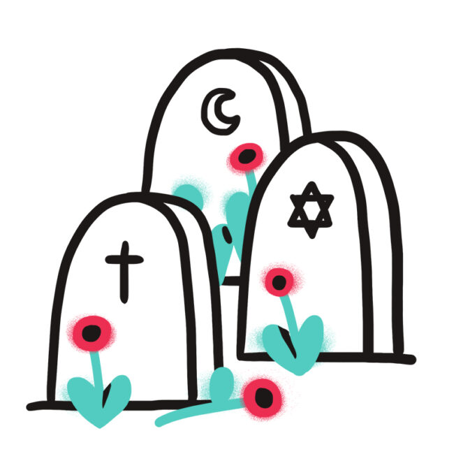 Drei Grabsteine mit religiösen Symbolen - ein Kreuz, eine Mondsichel und ein Davidstern - stehen nebeneinander, jeweils mit roten und blaugrünen Blumen am Sockel.