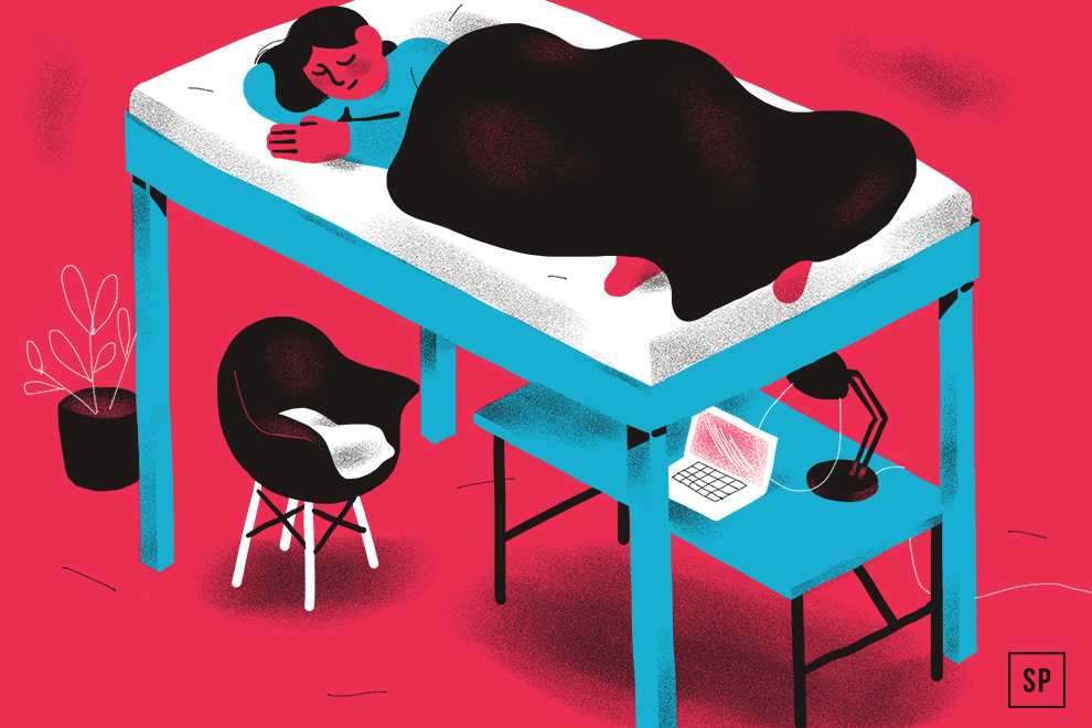 Illustration einer Person, die auf einem mit einer schwarzen Decke bedeckten Hochbett schläft. Unter dem Hochbett befindet sich ein Schreibtisch mit einem Laptop und einer Lampe, während ein Stuhl und eine Topfpflanze in der Nähe stehen, alles vor einem hellrosa Hintergrund.