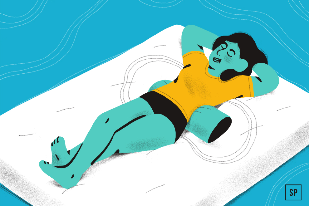 Illustration einer Person, die sich auf einer Matratze ausruht, mit zwei zylindrischen Kissen - eines als Lordosenstütze unter dem Nacken und eines unter den Beinen -, die ein gelbes Hemd und schwarze Shorts trägt, vor einem blauen Hintergrund.