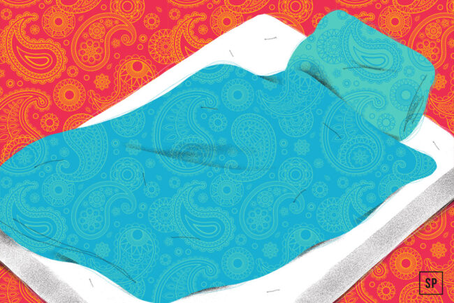 Illustration eines Bettes mit einer türkisfarbenen Decke und einem Kissen mit Paisley-Muster auf einer weißen Matratze vor einem roten Hintergrund mit orangefarbenen Paisley- und Blumenmustern.