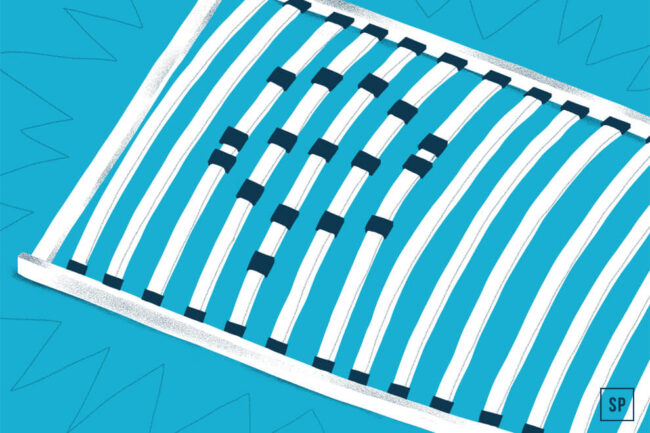 Eine stilisierte Illustration eines Lattenrostes, die zeigt, wie man Lattenrost einstellen kann, mit mehreren schwarzen Abstandshaltern, die einige Latten verbinden, vor einem blauen Hintergrund mit abstrakten Linienmustern.