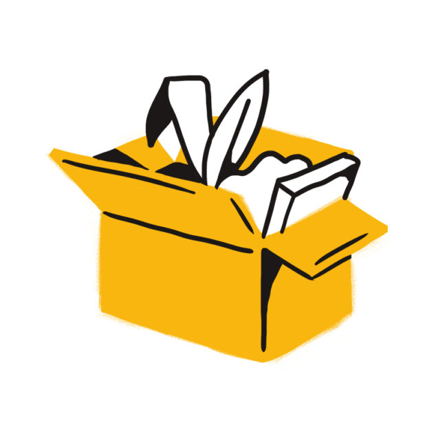 Eine gelbe, offene Pappschachtel mit verschiedenen Gegenständen darin, darunter ein Buch, ein Stück Stoff und ein aufgerolltes Papier oder Dokument, illustriert in einem einfachen, skizzenhaften Stil.
